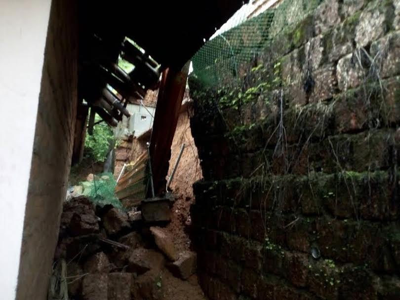 ಆವರಣಗೋಡೆ ಕುಸಿದು ಬಿದ್ದು ಮನೆಗೆ ಹಾನಿ